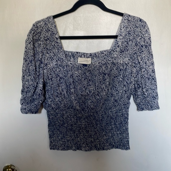 Universal Thread Tops - Universal Thread blouse. Large. NWT. Blue & white floral. Puffy sleeves. Pretty